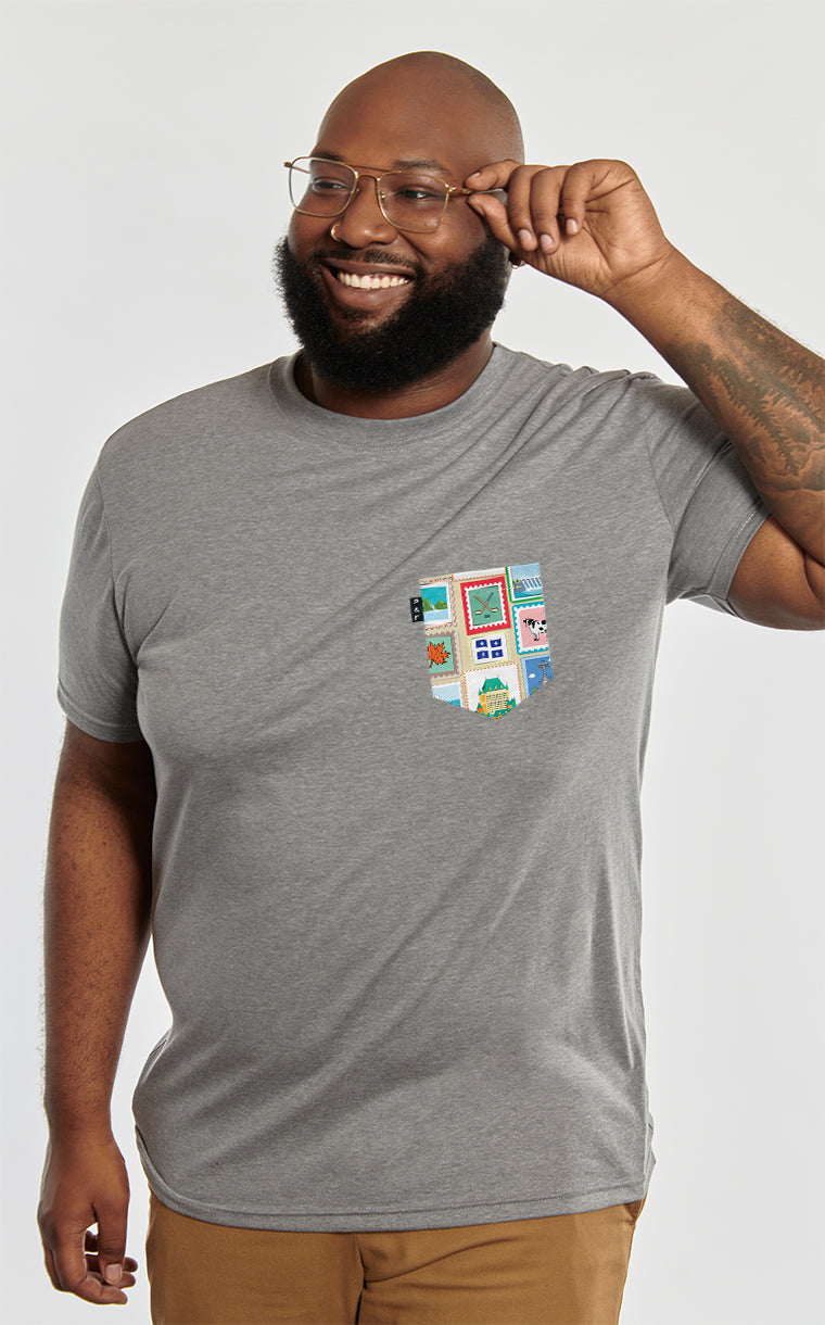 T-shirt à poche Timbres
