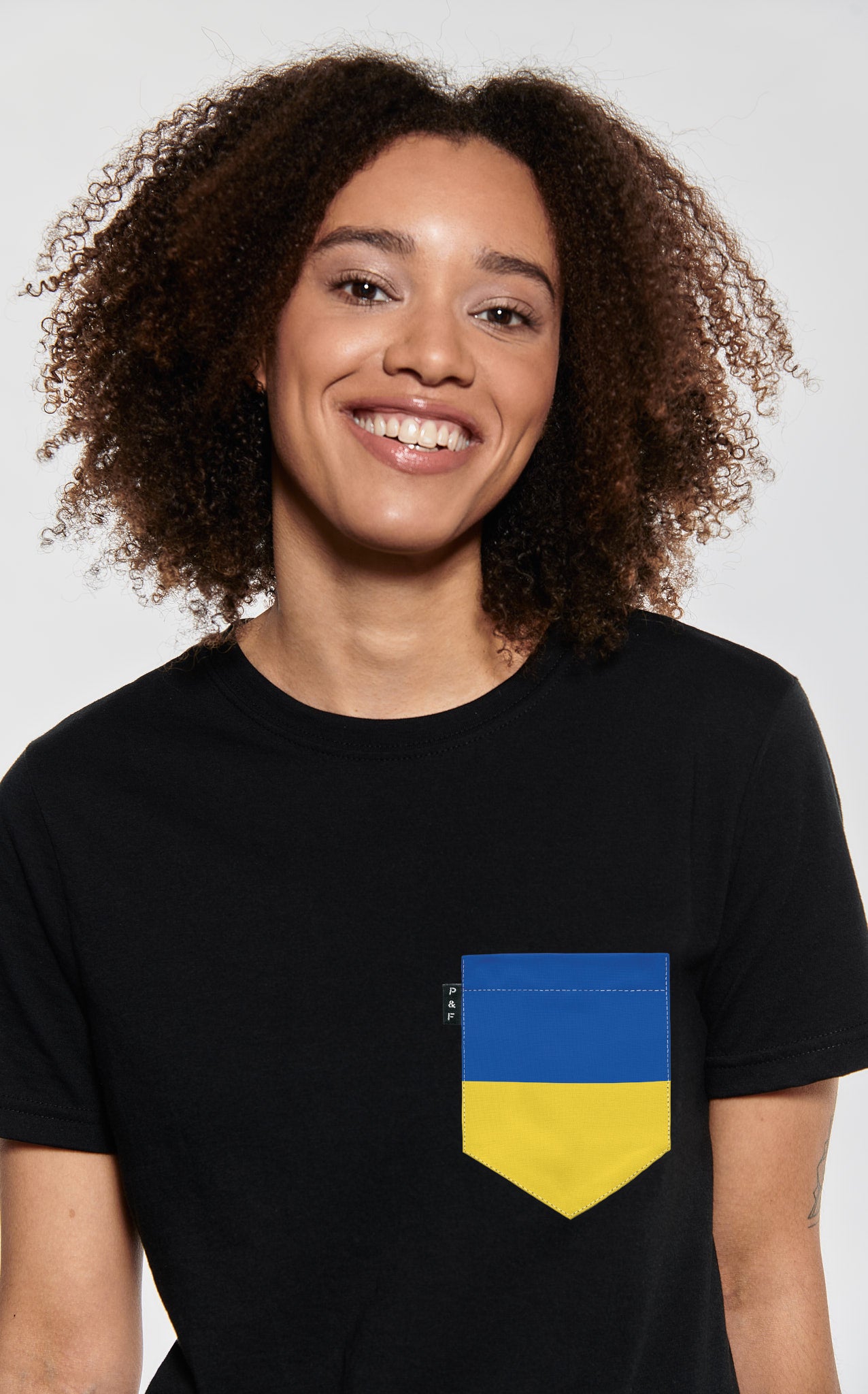 T-shirt coupe Boyfriend à poche pour femme avec poche Couleurs de l'Ukraine ^ 