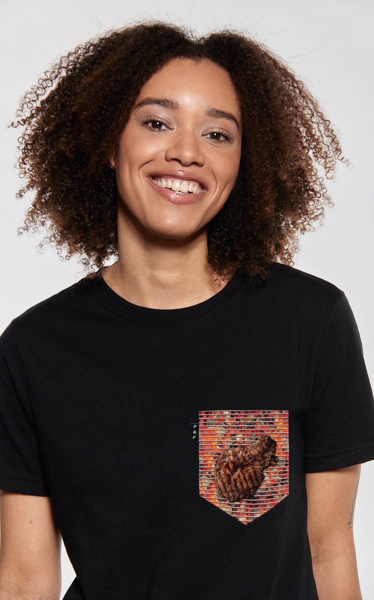 T-shirt coupe Boyfriend à poche pour femme avec poche Sul charcoal ^ BBQ