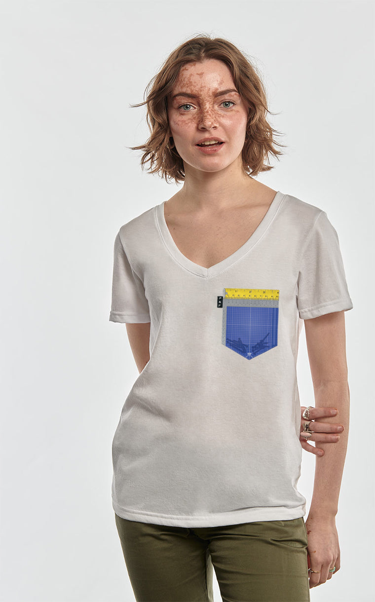 Semi-fitted V-neck with 4-inch pocket