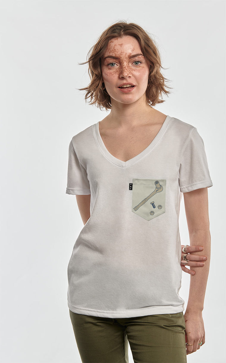 Semi-fitted V-neck with pocket With a ratchet