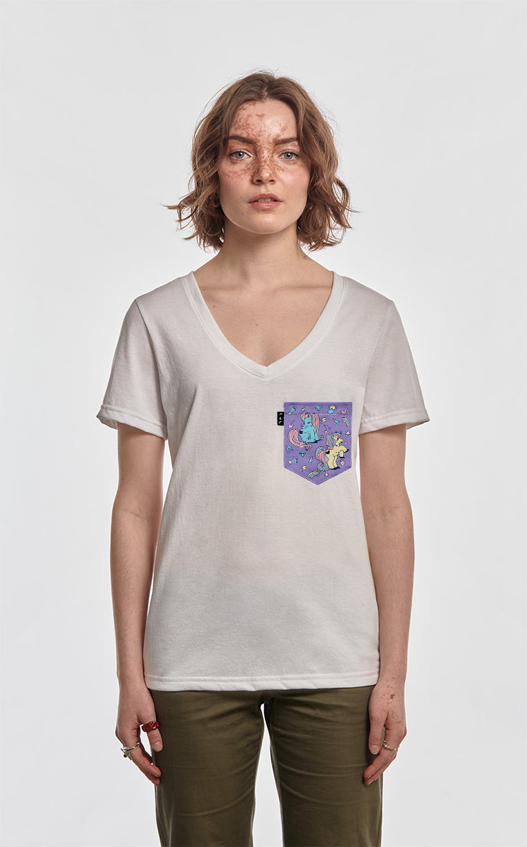 Semi-fitted V-neck with butterfly poop pocket