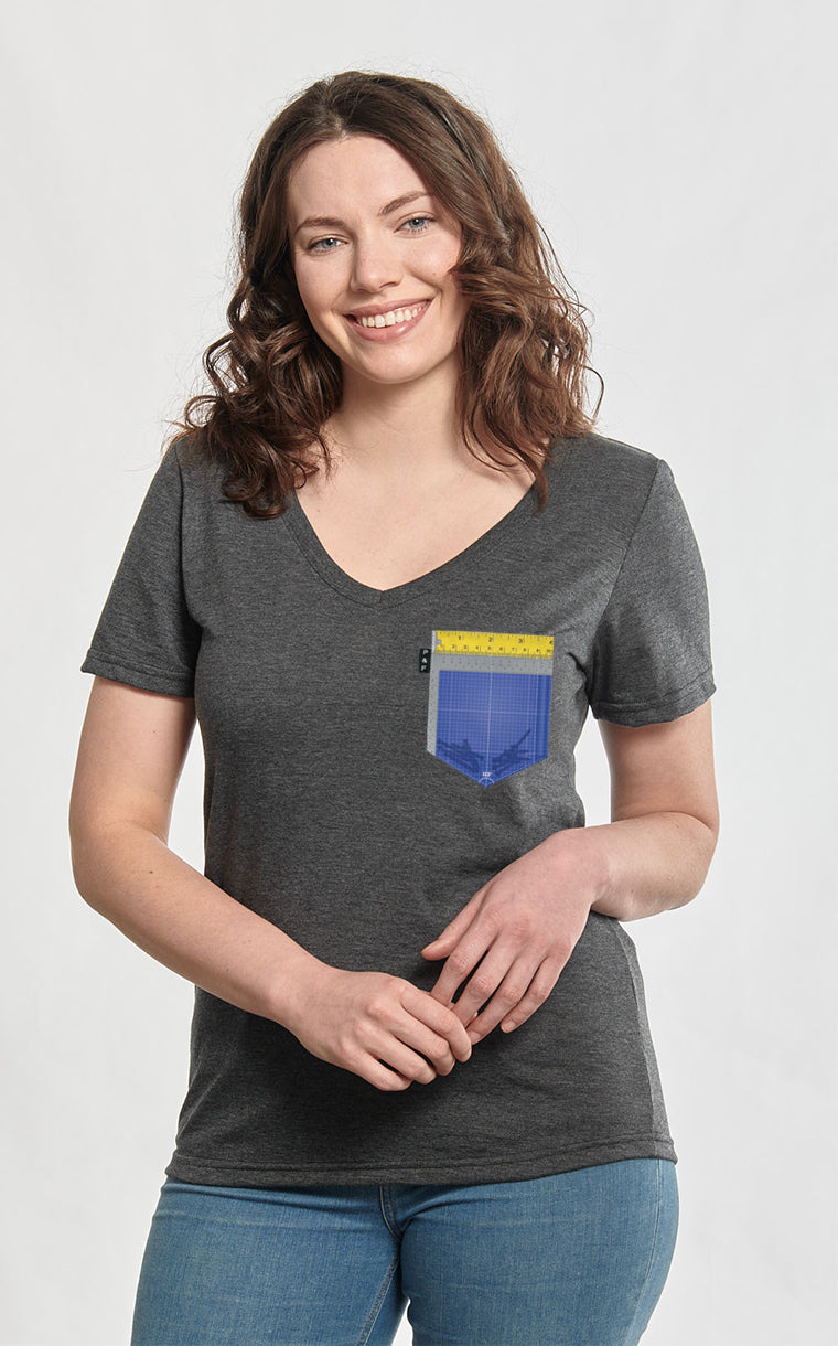 Semi-fitted V-neck with 4-inch pocket