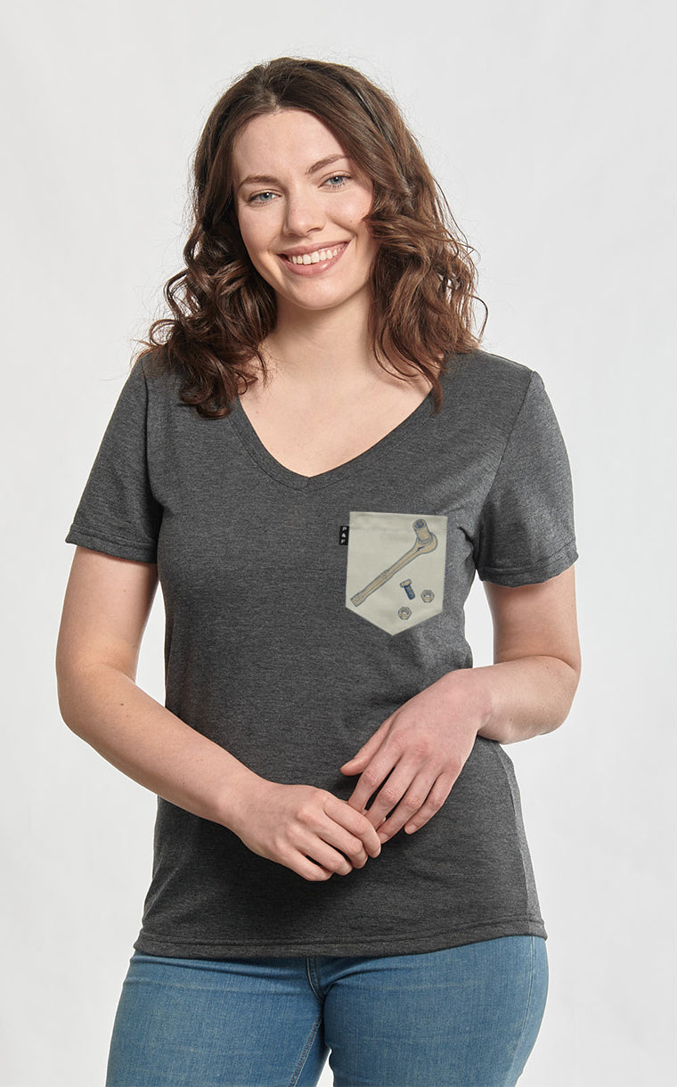 Semi-fitted V-neck with pocket With a ratchet