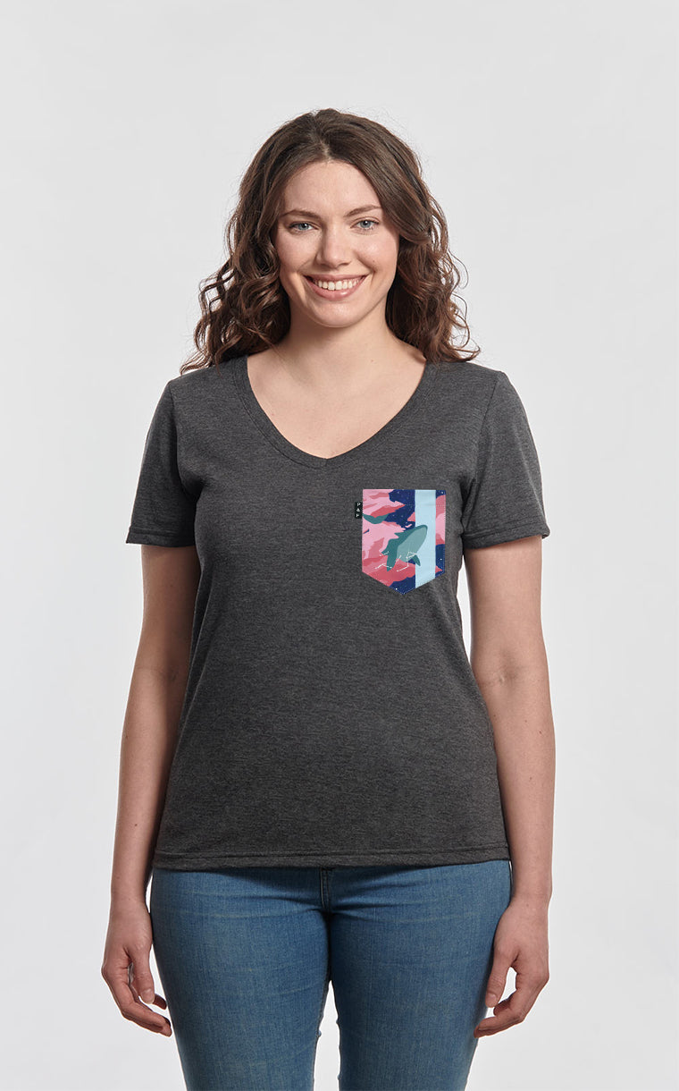 Semi-fitted V-neck with pocket The whale