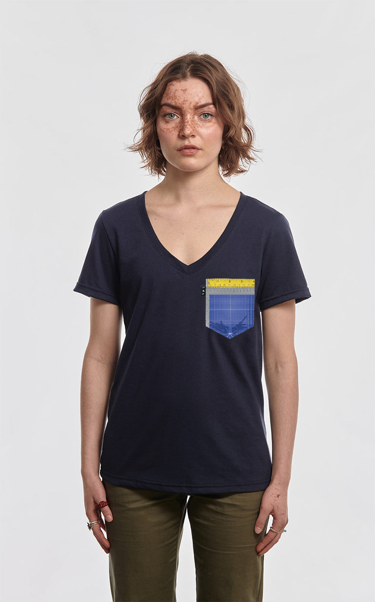 Semi-fitted V-neck with 4-inch pocket