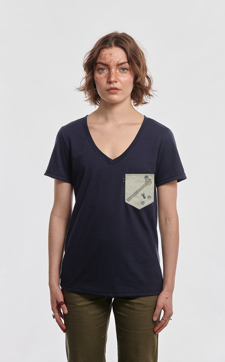 Semi-fitted V-neck with pocket With a ratchet