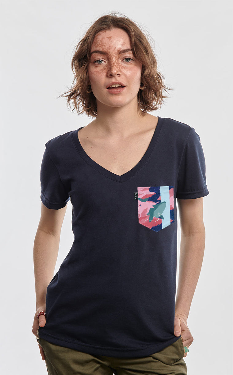 Semi-fitted V-neck with pocket The whale