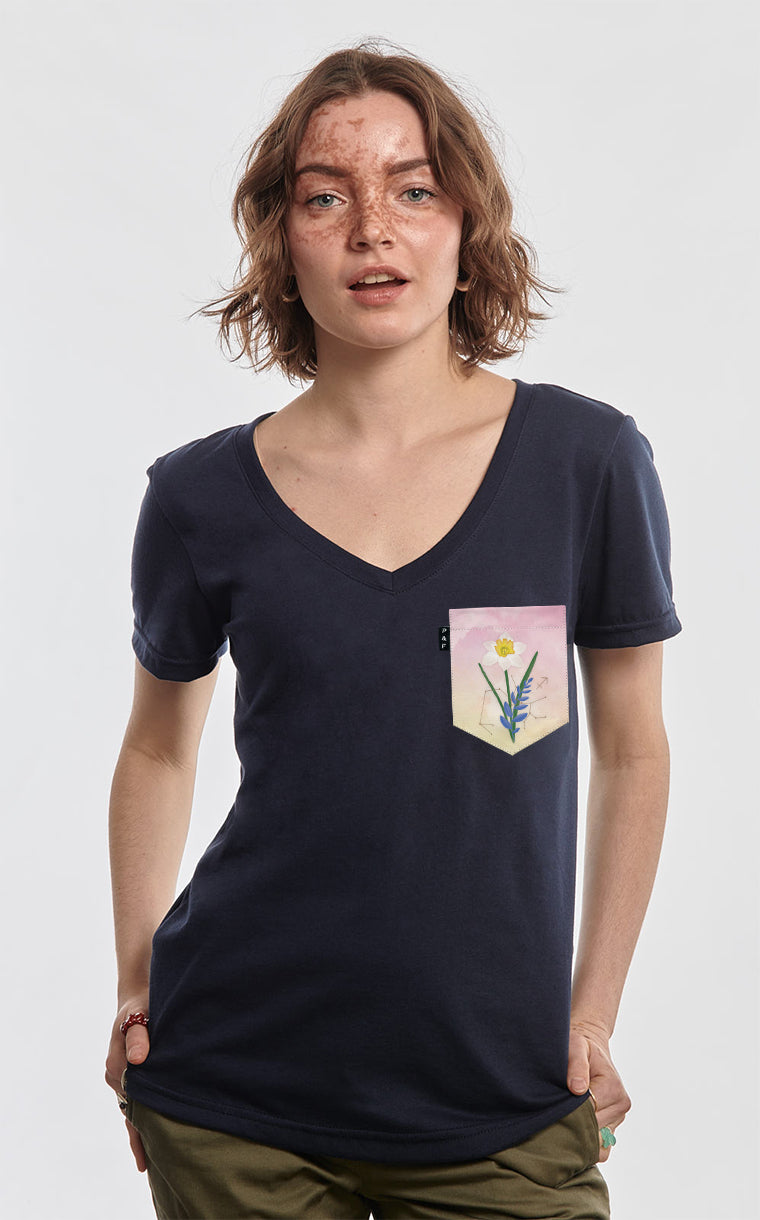 Semi-fitted V-neck with pocket No harm, no grudges