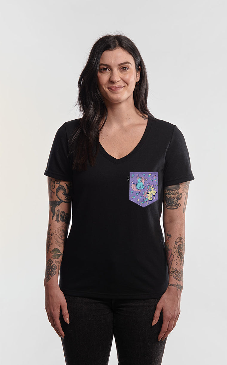 Semi-fitted V-neck with butterfly poop pocket