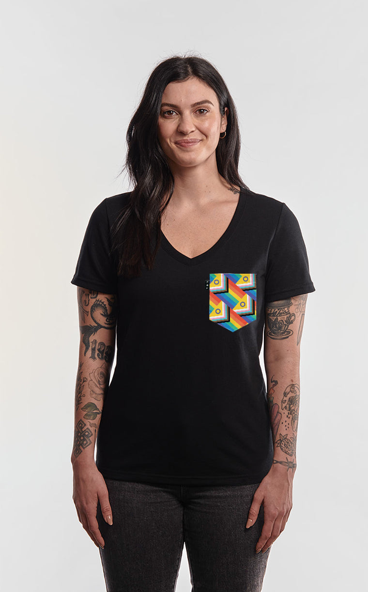 Semi-fitted V-neck with pocket Wear the rainbow